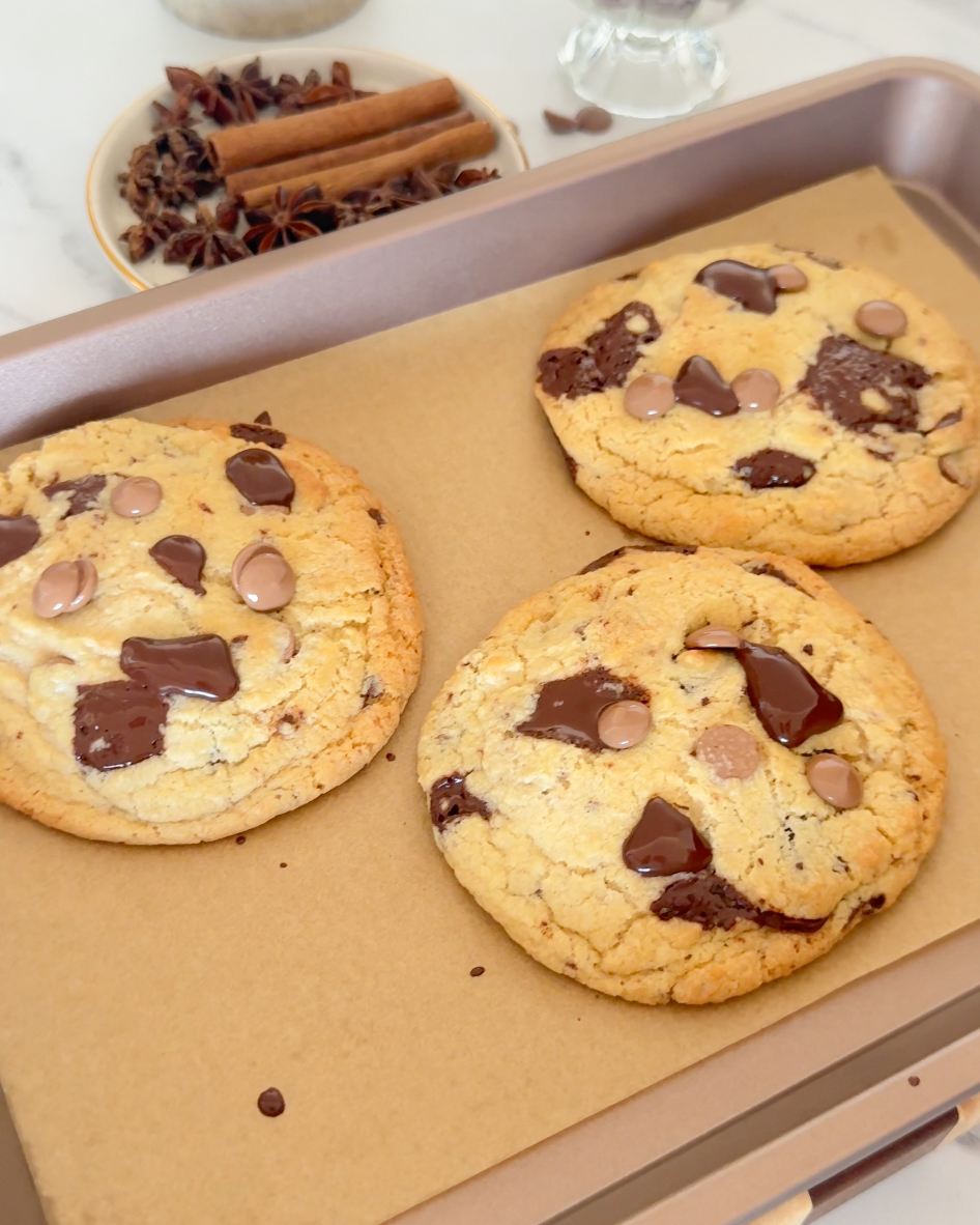 baked cookies on baking tray