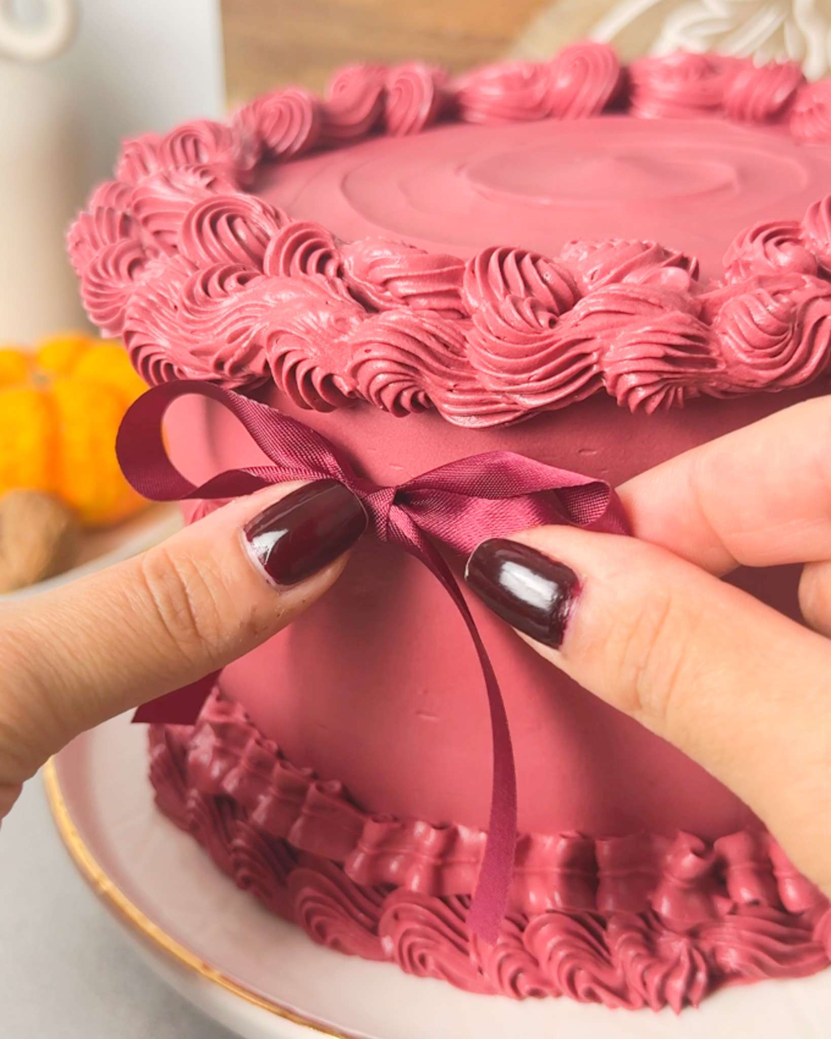 adding bow to cake for decoration
